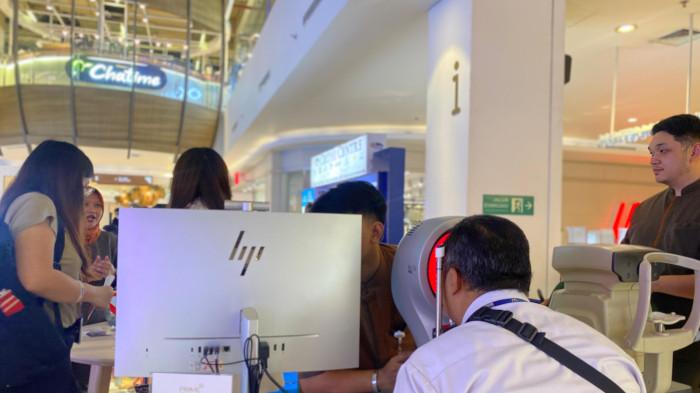 KESEHATAN MATA - Prime Center Clinics kembali menghadirkan inovasi layanan kesehatan mata melalui pembukaan booth di Mall 23 Paskal Bandung. Selama periode 28 Juli hingga 3 Agustus 2025, masyarakat bisa memanfaatkan kesempatan untuk melakukan pemeriksaan mata secara gratis dan berkonsultasi langsung dengan tim medis profesional mengenai prosedur Laser Vision Correction (LVC) yang ditawarkan.