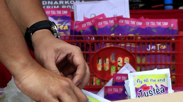 Produk narkoba yang ditampilkan Bareskrim Polri dan Polda Jabar menggelar konferensi pers penggerebekan clandestine lab happy water dan liquid narkotika di Kecamatan Bojongsoang, Kabupaten Bandung, Kamis (12/12/2024).