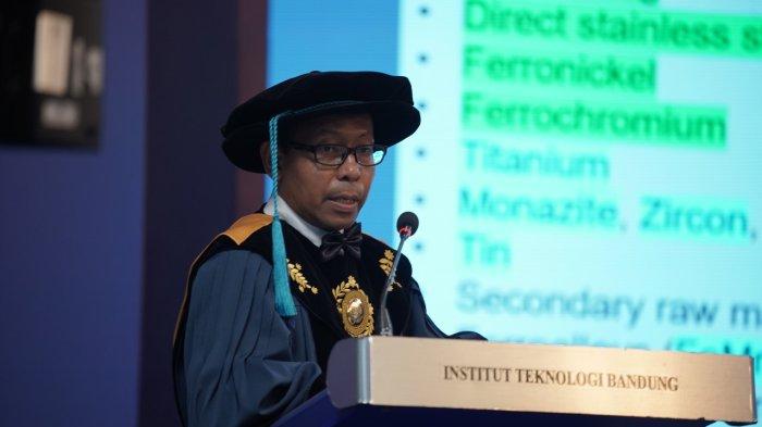 Prof. Dr.Ing. Zulfiadi Zulhan, S.T., M.T. IPM. dari Fakultas Teknik Pertambangan dan Perminyakan menyampaikan orasi berjudul 