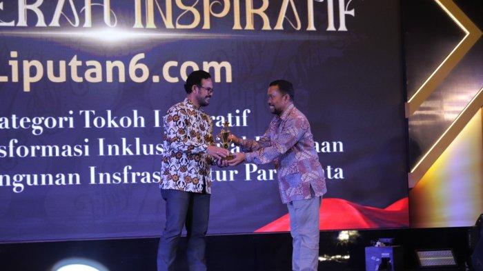 Bupati Bandung Dadang Supriatna kembali mendulang prestasi tingkat nasional. Orang nomor satu di Kabupaten Bandung itu mendapatkan apresiasi sebagai Tokoh Inspiratif Transformasi Digital Pedesaan. Apresiasi tersebut diberikan oleh redaksi Liputan6.com pada acara Cita dan Cipta 2024 di Hotel Shangrilla Jakarta, Rabu (31/7/2024) malam. Penghargaan diterima Bupati Dadang Supriatna yang diwakili Kepala Diskominfo Kabupaten Bandung Yosep Nugraha. 