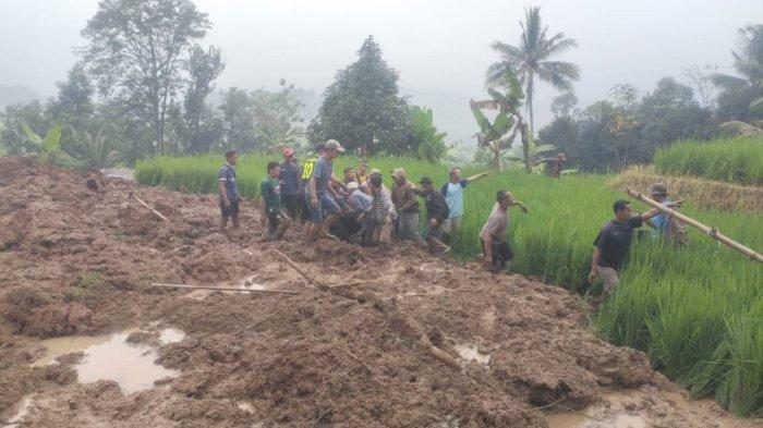 Proses evakuasi korban Engkih (59) yang tertimbun longsor saat bekerja di sawah yang berada di Desa Pondokbungur, Kecamatan Pondoksalam, Kabupaten Purwakarta, Kamis (29/2/2024).