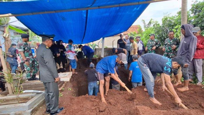 Proses pemakaman Mayor CPL Anda Rohanda di Desa Cinunuk, Kecamatan Cileunyi, Kabupaten Bandung pada Selasa (13/5/2025).