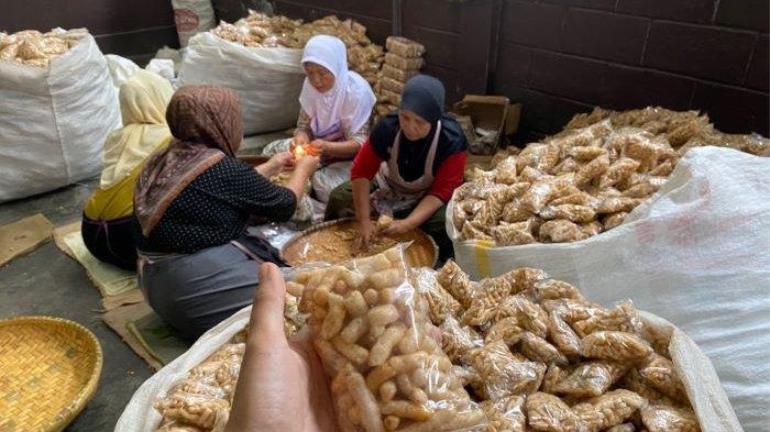 Proses pembuatan Gurilem Edun di Cihamerang, Banjaran Wetan, Kabupaten Bandung, Jumat (5/4/2024).