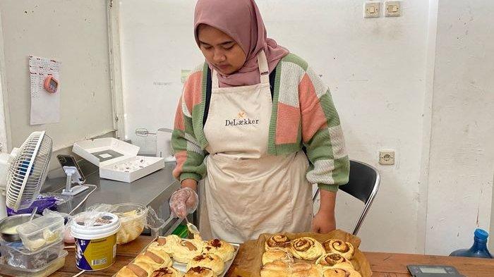 Proses pembuatan roti di DeLaekker. 