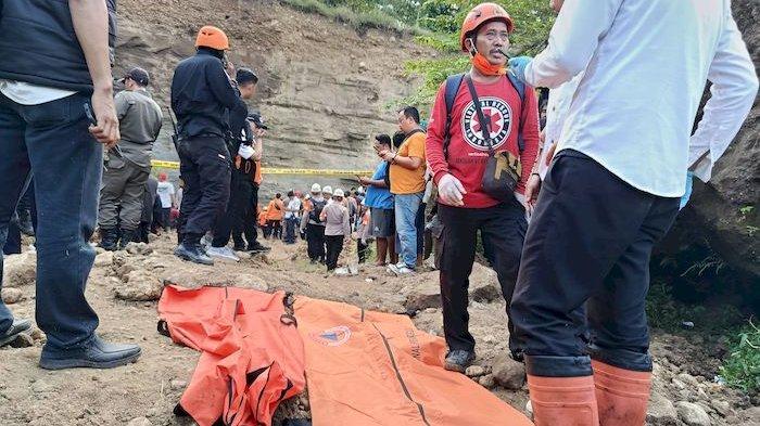 RESMI DIHENTIKAN - Proses pencarian dua korban longsor di tambang pasir kawasan galian C, Blok RT 2 RW 10, Kedung Jumbleng, Kelurahan Argasunya, Kecamatan Harjamukti, Kota Cirebon, resmi dihentikan. Kedua korban yakni Dani Danara (29) dan Riyan Adriani Pamungkas (23) telah ditemukan, meski salah satunya dalam kondisi tidak utuh.