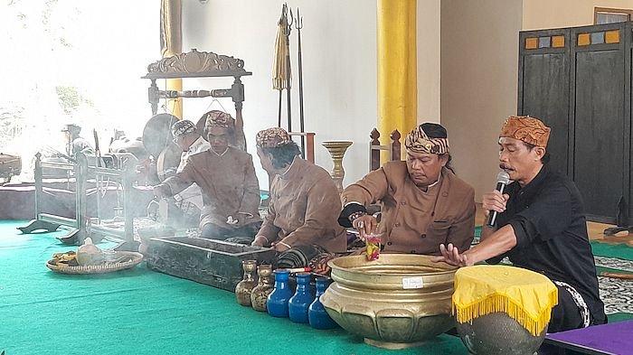 Prosesi Jamasan atau membersihkan benda-benda pusaka peninggalan kerajaan Galuh dilaksanakan di Halaman Keraton Selagangga, Jambansari, Ciamis pada Senin (25/9/2023) berlangsung khidmat.