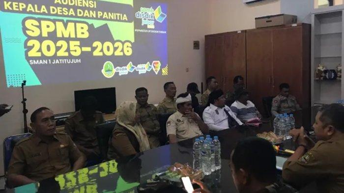 Belasan kepala desa dari Kecamatan Jatitujuh mendatangi SMAN Jatitujuh untuk menyuarakan kekecewaan mereka terhadap sistem seleksi yang dinilai tak berpihak pada warga lokal, Selasa (24/6/2025).