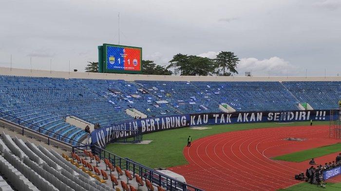 Puluhan bendera dan banner bobotoh terpampang jelas di area tribune penonton, saat Persib Bandung menjamu Persija Jakarta di Stadion Si Jalak Harupat, Kabupaten Bandung pada Sabtu, 9 Maret 2024