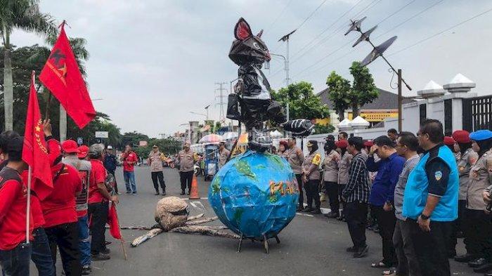 Puluhan buruh menggelar aksi di depan gedung Bale Kota Tasikmalaya, Jawa Barat pada Rabu (1/5/2024).