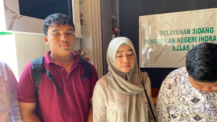 MINTA DAMAI - Rastiah dan 2 anaknya, Heryatno (baju merah) dan Zaki. Rastiah kini minta damai pada mertuanya di kasus kakek gugat cucu di Indramayu. Hal tersebut ia sampaikan dalam sidang lanjutan perkara sengketa tanah yang diajukan kakek kepada cucu kandungnya sendiri di Pengadilan Negeri (PN) Indramayu, Rabu (16/7/2025).