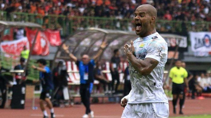 RAYAKAN GOL - Penyerang Persib Bandung, David da Silva, merayakan gol ke gawang Persija Jakarta pada pekan ke-23 Liga 1 2024-2025 di Stadion Patriot Candrabhaga, Kota Bekasi, Minggu (16/2/2025) sore.