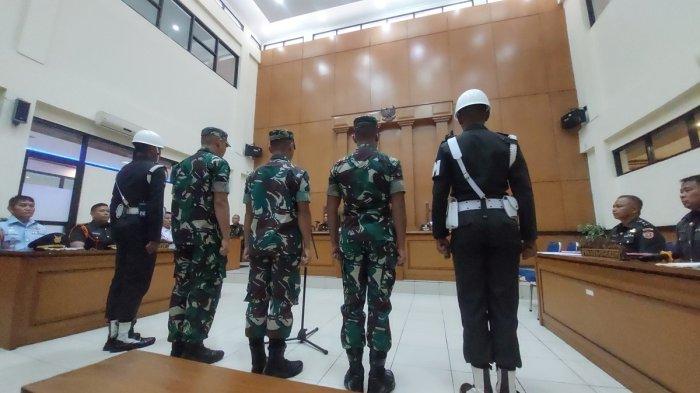 Tiga anggota TNI saat jalani sidang dakwaan kasus pembunuhan Imam Masykur di Pengadilan Militer II-08 Jakarta, Senin (30/10/2023). (Fahmi Ramadhan)