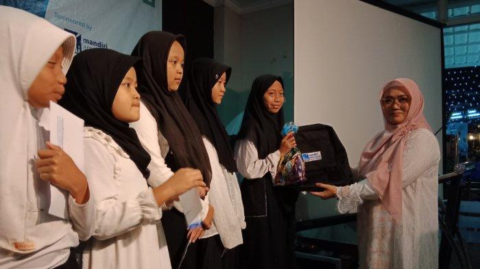  Letizia Dwi Murti, Komisaris Utama RS AMC saat menyerahkan satuan kepada anak yatim di Skyland Jatinangor, Rabu (3/4/2024). 