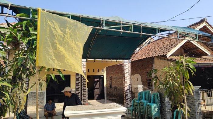 Rumah duka TKW Indramayu yang tewas dibunuh di Malaysia di Desa Rambatan Wetan, Kecamatan Sindang, Kabupaten Indramayu, Jumat (18/8/2023).