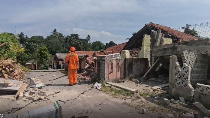 RUMAH HANCUR - Kondisi terkini di Kampung Cigintung, Desa PasirMunjul, Kecamatan Sukatani, Kabupaten Purwakarta, Jawa Barat, hingga Sabtu (14/6/2025) siang, yang alami bencana pergerakan tanah.