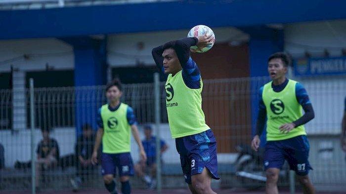 Rachmat Irianto  yang memperkuat Timnas Indonesia sudah berlatih di Stadion Persib, Kamis (30/11/2023).