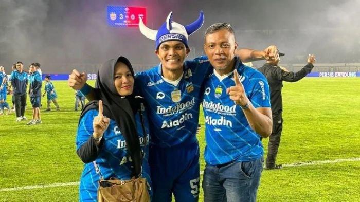 Rachmat Irianto bersama kedua orang tuanya Yetty Rachma dan Bejo Sugiantoro merayakan kemenangan Persib Bandung pada leg kedua final Championship Series Liga 1 2023/2024 melawan Madura United di Stadion Gelora Bangkalan, Jumat (31/5/2024). Persib Bandung berhasil merebut gelar juara Liga 1 202