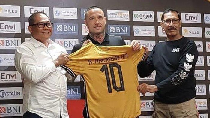 Radja Nainggolan (tengah) saat diumumkan sebagai pemain baru Bhayangkara FC dalam konferensi pers Stadion Gelora Bung Karno, Jakarta, Senin (4/12/2023).