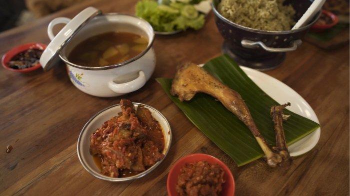 Ragam menu Nusantara ayam kampung, gurame bakar, sayur asem betawi dan sambal di Boemi Mitoha