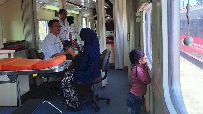 Warga Cibatu jalani pemeriksaan  layanan kesehatan gratis Rail Clinic milik PT di Stasiun Cibatu, Kabupaten Garut, Jawa Barat, Senin (18/9/2023).