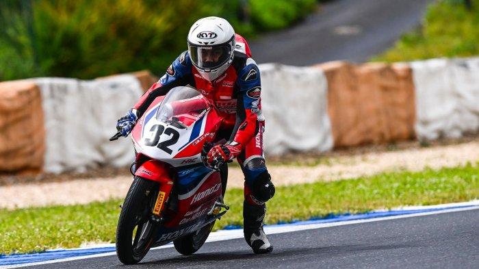 ETC 2025 - Pebalap muda binaan PT Astra Honda Motor (AHM), Muhammad Kiandra Ramadhipa, menunjukan potensinya mampu melesat cepat di arena balap Eropa. Bahkan, Ramadhipa bisa meraih podium perdana di ajang European Talent Cup (ETC) musim 2025 di Sirkuit Estoril, Portugal, Minggu (4/5).