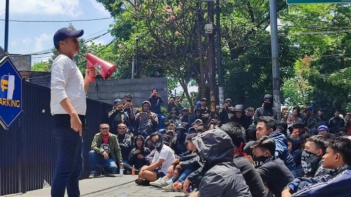Ratusan bobotoh mengepung Graha Persib untuk mempertanyakan tindakan intimidasi dan dugaan kekerasan yang dilakukan official dan pemain Persib Bandung pada bobotoh, Sabtu (21/9/2024).