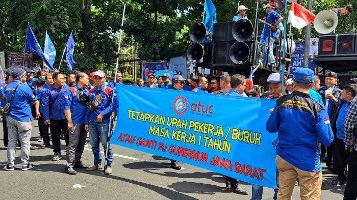 Sebagian dari ratusan buruh yang berunjuk rasa di depan Gedung DPRD Jabar, Kota Bandung, Selasa (16/1/2024).
