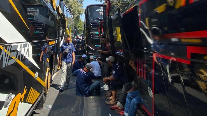 Ratusan bus pariwisata memadati ruas jalan Diponegoro, Kota Bandung saat sejumlah pekerja pariwisata se-Jawa Barat melakukan aksi unjuk rasa di Gedung Sate, Senin (21/7/2025).