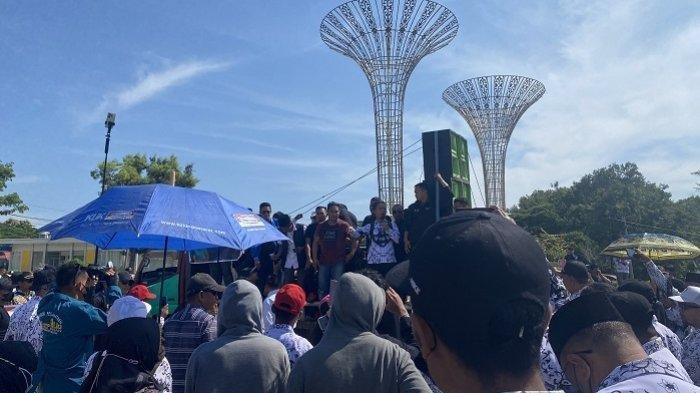 Ratusan guru menggelar aksi solidaritas untuk Supriyani di depan Kantor Bupati Konawe Selatan, Sulawesi Tenggara (Sultra), pada Kamis (23/10/2024), menjelang sidang perdana kasus dugaan penganiayaan murid anak polisi.