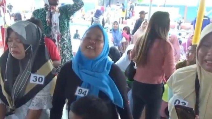 Ratusan ibu-ibu di Kabupaten Tegal, Jawa Tengah tiba-tiba menangis bersama-sama tanpa sebab. Ternyata ikuti lomba menangis yang digelar di Taman Wisata Purbawahana, Desa Purbayasa, Pangkah, Kabupaten Tegal, Sabtu (20/7/2024).