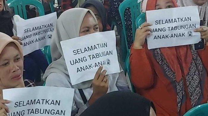 Ratusan orang tua siswa SD di Tasikmalaya berunjuk rasa menagih uang tabungan siswa total Rp 800 juta ke esk kepala sekolah di Kantor Desa Pakemitan, Ciawi, Kabupaten Tasikmalaya, Jawa Barat, Sabtu (22/7/2023).