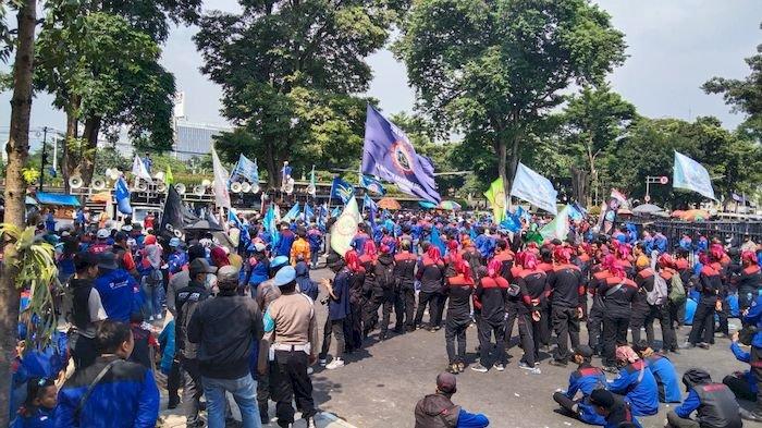 Ratusan pengunjuk rasa dari sejumlah serikat bekerja dan buruh berunjuk rasa di Jalan Diponegoro, depan Gedung Sate, Kota Bandung, Kamis (14/12/2023). Mereka memprotes penetapan upah minimum kota/kabupaten (UMK) 2024 di Jawa Barat yang berdasarkan PP 51 Tahun tentang Pengupahan.