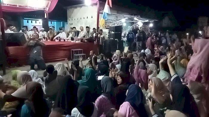 Ratusan warga Kampung Saladara, Kelurahan Karyamulya, Kecamatan Kesambi, Kota Cirebon, menggelar aksi doa bersama pada Selasa (25/6/2024) malam. Kegiatan ini dimaksudkan untuk mendukung kebebasan moril Pegi Setiawan, yang dituduh sebagai dalang dalam kasus pembunuhan Vina pada tahun 2016.