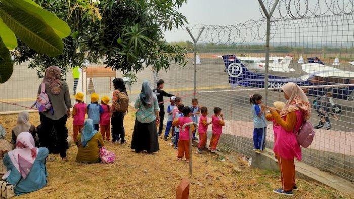 Cerita Husen Menikmati Naik Pesawat Gratis dari Bandar Udara