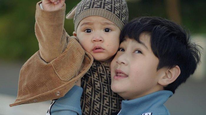 Rayyanza dan Rafathar di Amerika.