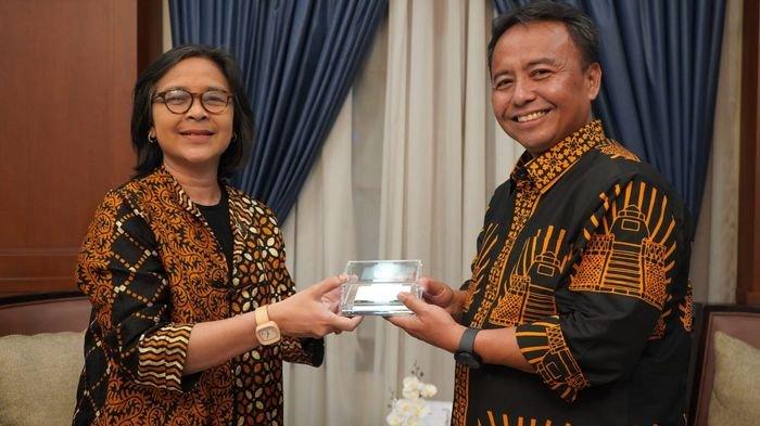 Rektor ITB, Prof Reini Wirahadikusumah (kiri), saat bertemu dengan Penjabat Bupati Sumedang, Herman Suryatman, di Gedung Rektorat ITB di Jalan Tamansari, Kota Bandung, Rabu (22/11/2023).