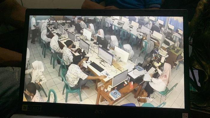 Rekaman CCTV asesmen minat bakat di lab komputer saat satu siswi SMA di Cianjur menjadi korban tindak asusila gurunya, Rabu (24/1/2024)