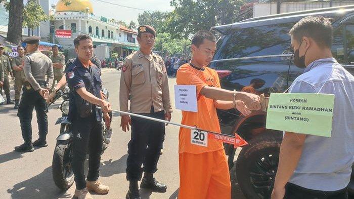 Rekonstruksi kasu penghilangan nyawa terhadap Bintang Rizki Ramadhan di Jalan Sadakeling, Kota Bandung, Selasa (11/7/2023).