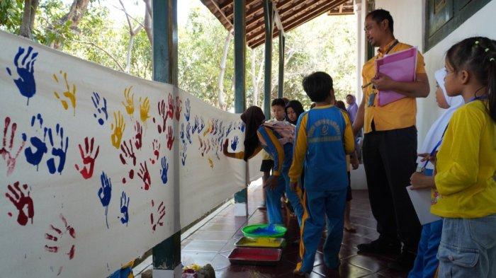  Indomaret cabang cirebon bekerja sama dengan Dancow Fortigro mengadakan lomba mewarnai yang diikuti sebanyak 251 peserta dari sekolah dasar kelas 1 sampai kelas 3 atau usia 6 sampai 9 tahun yang berlangsung di Taman Wisata Goa Sunyaragi, Sabtu (14/9/2024) pagi.