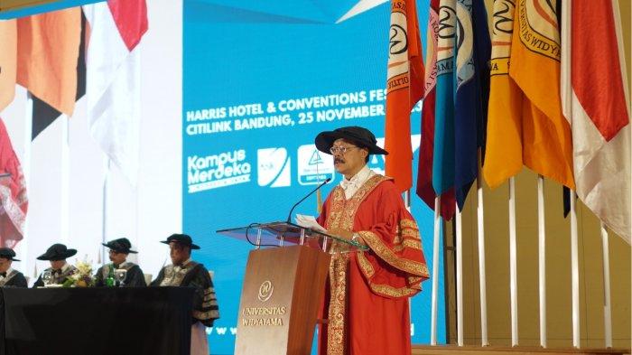Rektor Universitas Widyatama, Prof Dr.H.Dadang Suganda, Drs.,M.Hum pada acara wisuda tahun akademik 2023-2024 di Harris Convention Center Festival Citylink, Sabtu (25/11/2023). 
