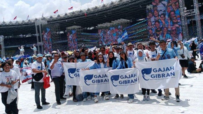 Relawan Gajah Gibran saat mendatangi kampanye akbar Prabowo-Gibran di Stadion Utama Gelora Bung Karno (GBK) Jakarta, Sabtu (10/20/2024).