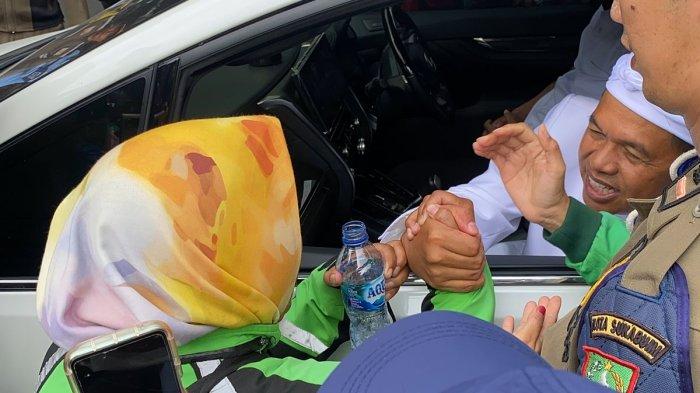 ADANG MOBIL - Reni (driver ojol) saat curhat ke Dedi Mulyadi di Kota Sukabumi, Kamis (10/4/2025). Reni curhat soal THR setelah mengadang mobil Gubernur Jawa Barat tersebut.
