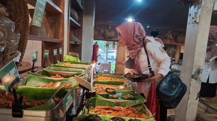 Resto Pesona Kampung Sunda Jalan Cisangkuy 56 Kota Bandung dengan suasana rumah makan tradisional Sunda dan menu khas Sunda warisan leluhur.