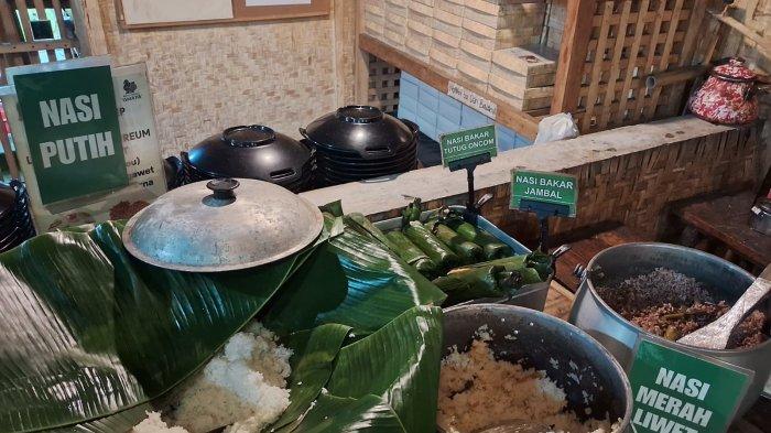 Resto Pesona Kampung Sunda Jalan Cisangkuy 56 Kota Bandung dengan suasana rumah makan tradisional Sunda dan menu khas Sunda warisan leluhur.