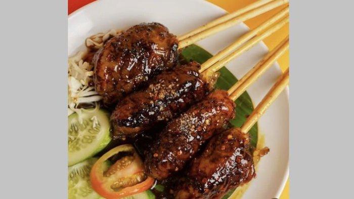Sajian sate buntel asal Solo di Restoran Bang Sate yang berada di Jalan Burangrang No 38A. Tempat kuliner ini menghadirkan ragam sate yang berasal dari berbagai daerah di Indonesia.