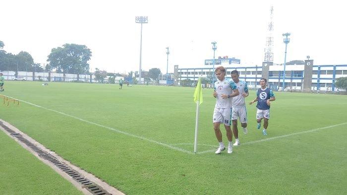 Dari kiri: Rezaldi Hehanussa, Kakang Rudianto, dan Henhen Herdiana menjalani program latihan ketahanan fisik dalam latihan Persib Bandung di Stadion Sidolig, Kota Bandung, Kamis (10/1/2024).