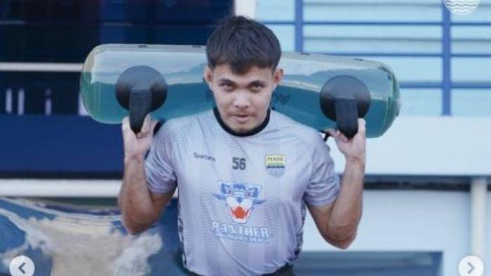 Rezaldi Hehanussa dalam sesi latihan Persib Bandung di Stadion SPOrT Jabar Arcamanik, Rabu (30/10/2024).
