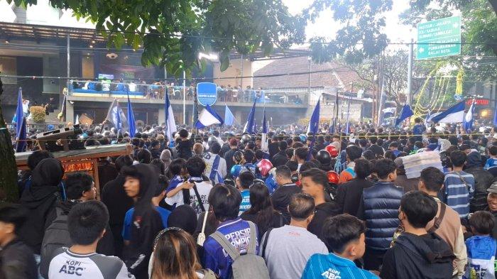 BOBOTOH NOBAR - Ribuan bobotoh penuhi Graha Persib, jalan Sulanjana, Kelurahan Tamansari, Kecamatan Bandung Wetan, Kota Bandung, Sabtu (24/5/2025).