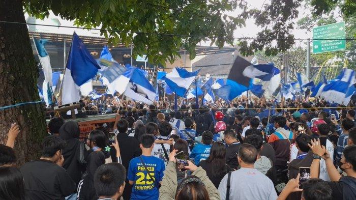 Ribuan bobotoh penuhi Graha Persib, jalan Sulanjana, Kelurahan Tamansari, Kecamatan Bandung Wetan, Kota Bandung, Sabtu (24/5/2025).
