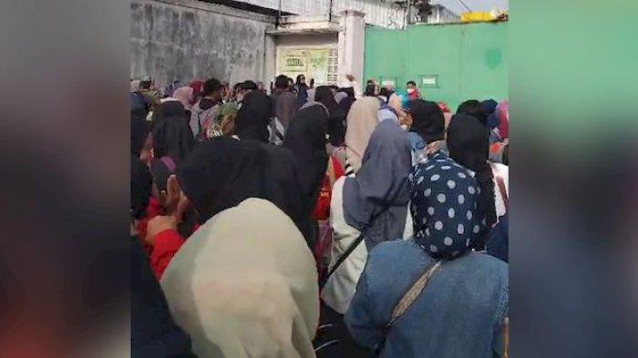 TAK BISA KERJA - Ribuan buruh bulu mata di PT Danbi Internasional di Tegal Kurdi, Kabupaten Garut, Jawa Barat tak bisa masuk kerja lantaran pabrik mereka tiba-tiba tersegel. Peristiwa tersebut terjadi saat mereka hendak masuk kerja, namun kondisi gerbang dalam keadaan tertutup, Rabu (19/2/2025).